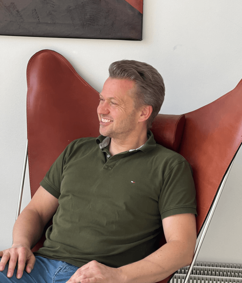 Jesper Rasmussen der arbejder som CFO i CC Rengøring og Facility. Profilbillede hvor han sidder i en læderstol.