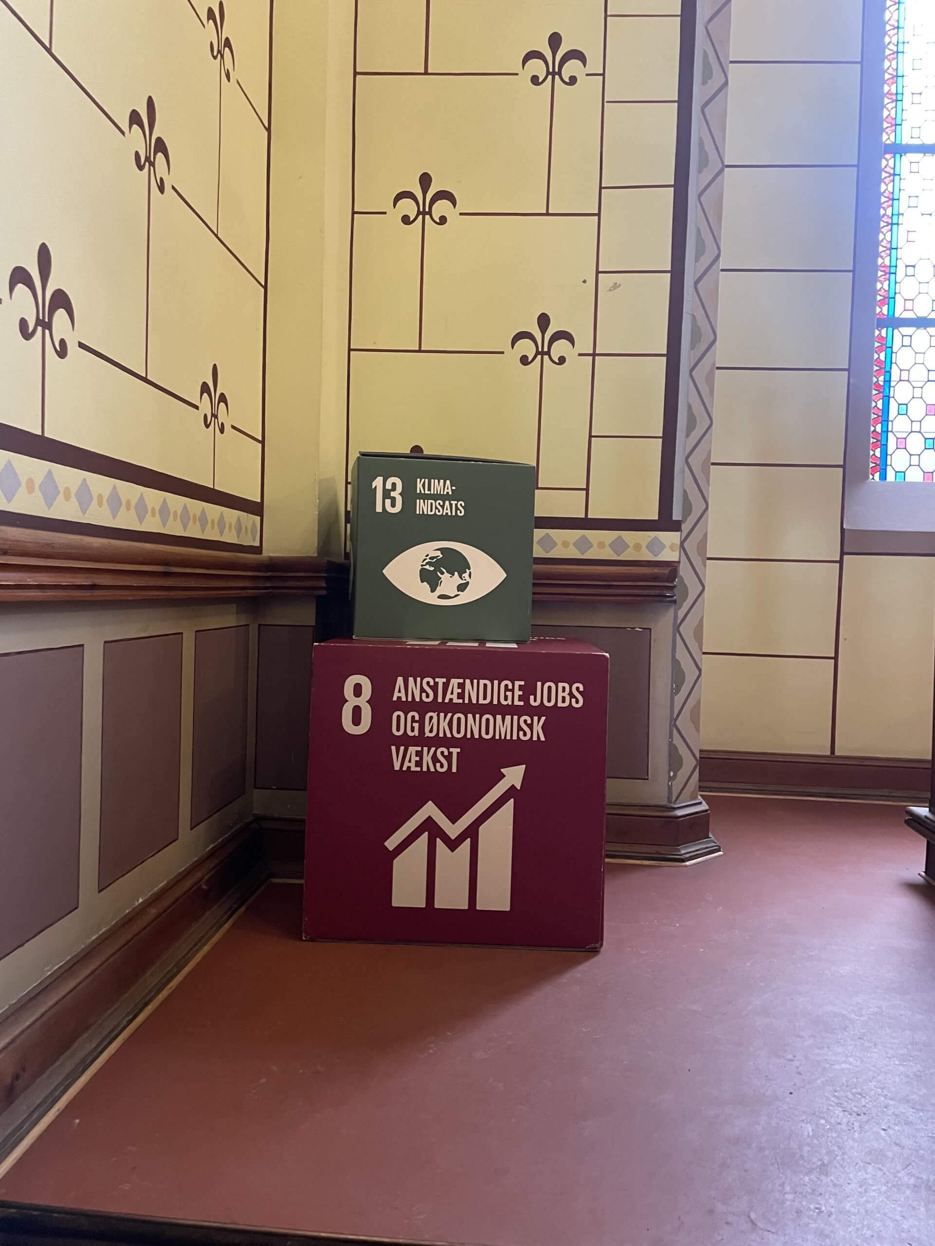 Kasser med FN's verdensmål - her vist nr. 8 og nr. 12